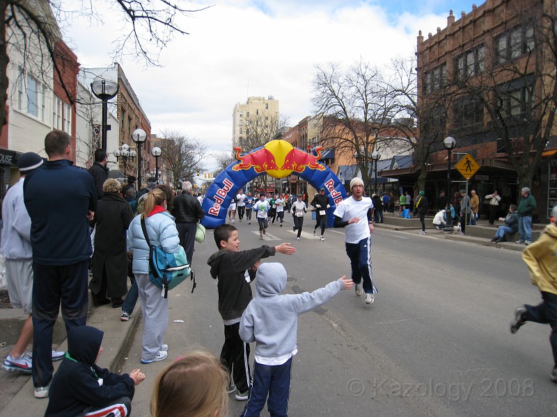 Shamrocks-Shenanagians-08 145.jpg - Kids looking to get "High 5's" from all the runners.